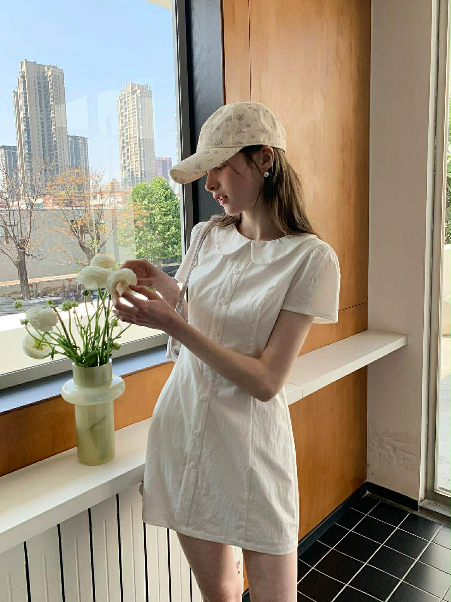 "YUMMI" J マットホワイトのドレス、ダイナミックなスタイル